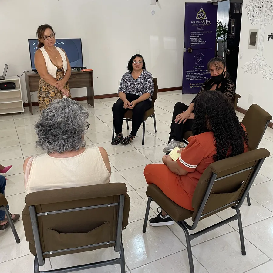 Atividade em roda com o grupo, no grupo Longevidade do Ser
